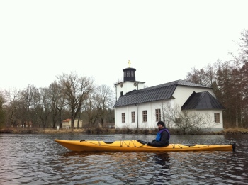 Kyrkan i idylliska byn Oslätfors har hamnat väldigt nära vattnet iom regleringen av ån